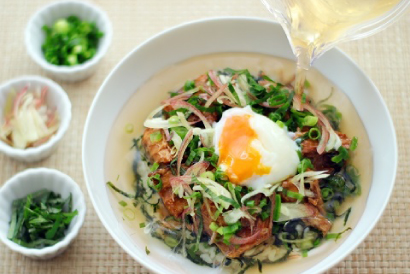 さば味噌缶と薬味のだし茶漬け
