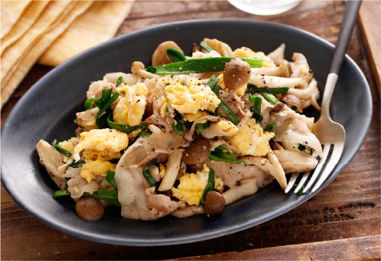 豚肉ときのこのふわふわニラ卵炒め