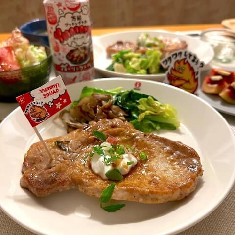 ガーリック＆ペッパーポークソテー　ギリシャヨーグルトと薬味乗せ