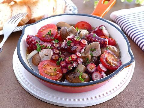 タコの黒アヒージョ