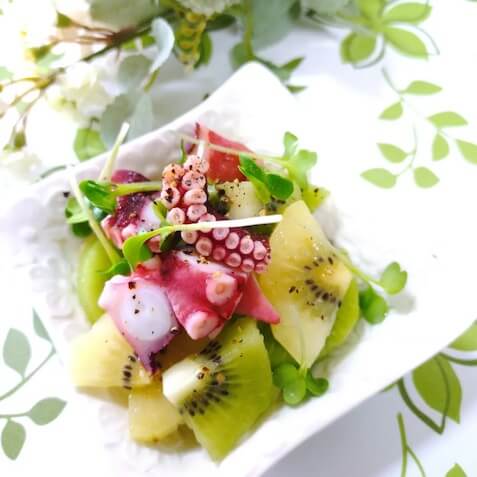 タコとキウイのサラダ