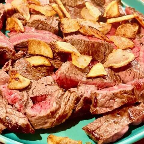 焚火で楽しむ！ヤマサしょうゆ香るガーリックステーキ